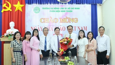 សមមិត្ត Tran Quoc Nam អនុលេខាគណៈកម្មាធិការបក្សខេត្ត ប្រធានគណៈកម្មាធិការប្រជាជនខេត្ត បានអញ្ជើញទៅសួរសុខទុក្ខ និងអបអរសាទរទិវាគ្រូបង្រៀនវៀតណាម។