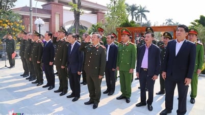 Thứ trưởng Bộ Công an dâng hương tưởng niệm Chủ tịch Hồ Chí Minh