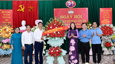 Die ständige stellvertretende Vorsitzende des Volksrats der Provinz, Pham Thi Minh Xuan, nahm am großen Solidaritätsfest im Bezirk Phan Thiet teil.