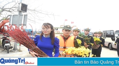 អញ្ជើញសួរសុខទុក្ខ ផ្តល់អំណោយ និងជូនពរឆ្នាំថ្មី ជូនដល់យោធិន និងប្រជាជនស្រុកកោះ Ly Son