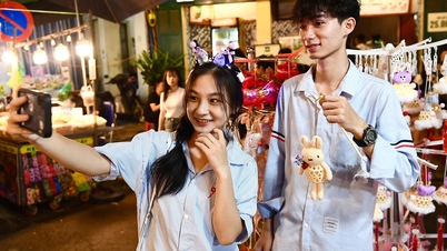 Hanoi Old Quarter crowded with people on Mid-Autumn Festival night