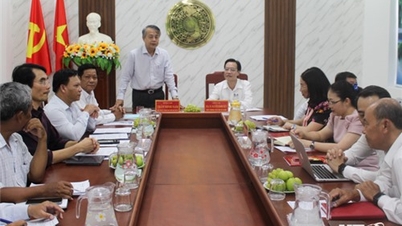 ក្រុមការងារនៃបណ្ឌិត្យសភានយោបាយជាតិហូជីមិញបានធ្វើការជាមួយនាយកដ្ឋានឃោសនារបស់គណៈកម្មាធិការបក្សខេត្តអំពីលទ្ធផលអនុវត្តសេចក្តីណែនាំលេខ ២០-CT/TW។