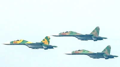 El escuadrón de cazas Su-30MK2 y los helicópteros Mi sobrevuelan el cielo de Hanoi.
