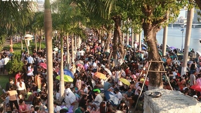 Final del DIFF 2024: la gente y los turistas acuden a las gradas para ver los fuegos artificiales