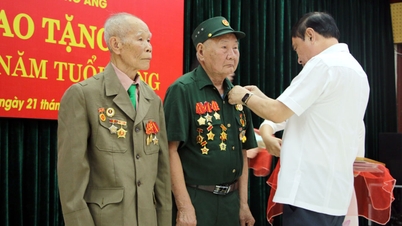 ប្រគល់​ផ្លាកសញ្ញា​សមាជិកភាព​បក្ស​៧០​ឆ្នាំ​ដល់​សមាជិក​បក្ស​ពីរ​នាក់​ដែលជា​ទាហាន​ឌៀន​បៀន