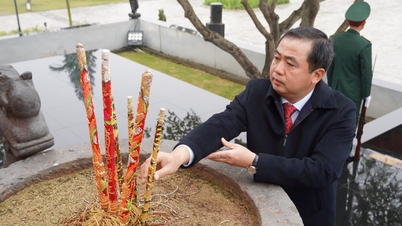 Các đồng chí lãnh đạo tỉnh Hải Dương dâng hương, dâng hoa kỷ niệm 94 năm ngày thành lập Đảng