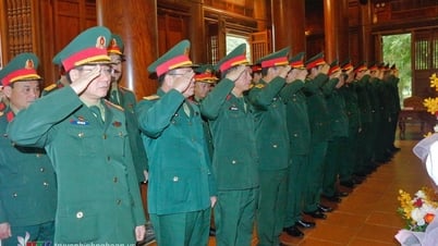 Das Provinzmilitärkommando bietet Blumen und Weihrauch zum Gedenken an den 80. Jahrestag der Gründung der Vietnamesischen Volksarmee an.