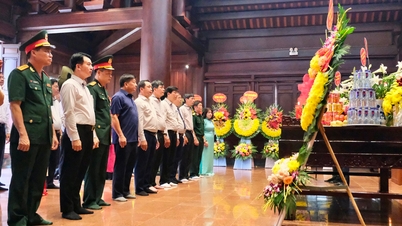 គណៈប្រតិភូខេត្ត Hai Duong បានទៅទស្សនាប្រាសាទទុក្ករបុគ្គលនៅសមរភូមិ Dien Bien Phu