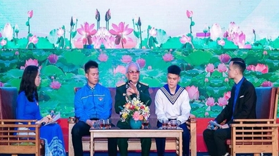 Người chỉ huy xe tăng húc đổ cổng dinh Độc Lập giao lưu với thanh niên chuẩn bị nhập ngũ ở Gia Lộc