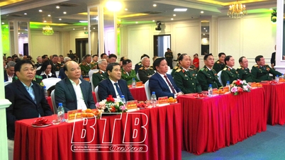 ជួបសំណេះសំណាលជាមួយនាយទាហាន នាយទាហានរង និងនគរបាលនៅស្រុកកំណើត Thai Binh