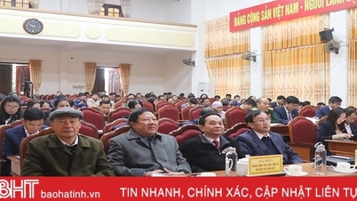 Ky Anh និងក្រុមប្រឹក្សាប្រជាជនស្រុក Can Loc ពិចារណា និងចេញសេចក្តីសម្រេចចិត្តសំខាន់ៗជាច្រើន។