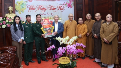 Phó Chủ tịch UBND tỉnh Trương Công Thái tiếp các đoàn đến chúc Tết UBND tỉnh