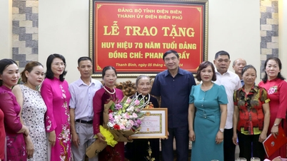Awarding the 70-year Party membership badge to party member Phan Thi Bay