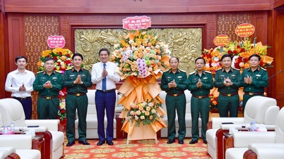 Tỉnh ủy, HĐND, UBND, MTTQ tỉnh chúc mừng 79 năm Ngày Truyền thống LLVT Quân khu 4