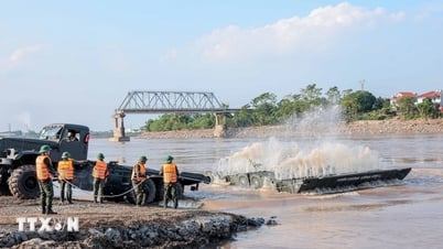 Engineers build pontoon bridge at the collapsed Phong Chau bridge area