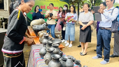 Truyền dạy nghề làm gốm thủ công của dân tộc M’nông