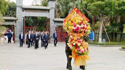 Former President Truong Tan Sang offers incense to commemorate President Ho Chi Minh