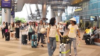 Welcoming the first flight from Hong Kong (China) to Da Nang