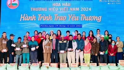 Tặng quà 150 hộ nghèo, khó khăn, gia đình chính sách