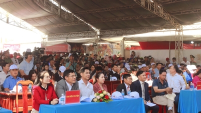 មហោស្រពវប្បធម៍ប្រជាជនវៀតណាម បាក ដ៏អ៊ូអរនៅ Cu Ewi