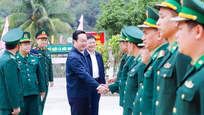 លេខាបក្សខេត្ត Nguyen Duc Trung បានទៅសួរសុខទុក្ខ និងជូនអំណោយ Tet ដល់កងកម្លាំងប្រដាប់អាវុធនៅស្រុក Ky Son