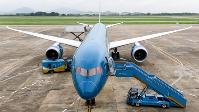 Close-up of the super wide-body aircraft that just landed at Noi Bai