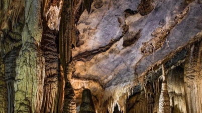 Le monde magnifique à l'intérieur de la grotte de Hung Thoong