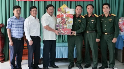 ผู้นำคณะกรรมการประชาชนจังหวัดเยี่ยมชมและมอบของขวัญวันตรุษแก่หน่วยทหารและสหายและครอบครัวของอดีตผู้นำจังหวัด
