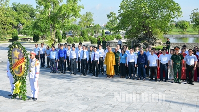 គណៈប្រតិភូចូលរួមមហាសន្និបាតលើកទី ១២ នៃរណសិរ្សមាតុភូមិវៀតណាមខេត្ត Ninh Binh បានអុជធូបរំលឹកវិញ្ញាណក្ខន្ធវីរជនយុទ្ធជនពលី។