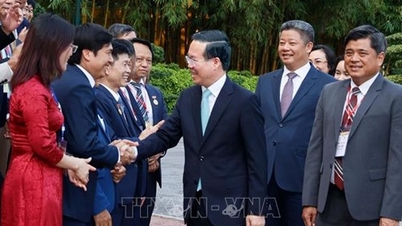 The President had a friendly meeting with artisans and skilled workers in the field of handicrafts.
