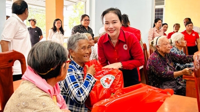 សរសើរ និងផ្តល់រង្វាន់ដល់បុគ្គលឆ្នើមជាច្រើនរូបក្នុងវិស័យផ្សេងៗ