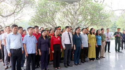 ប្រធានស្តីទី Vo Thi Anh Xuan គោរពវិញ្ញាណក្ខន្ធវីរជនយុទ្ធជនពលីនៅ Dien Bien