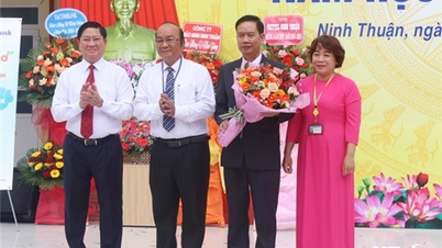 សមមិត្ត Tran Quoc Nam អនុលេខាគណៈកម្មាធិការបក្សខេត្ត ប្រធានគណៈកម្មាធិការប្រជាជនខេត្ត បានចូលរួមពិធីបើកបវេសនកាលឆ្នាំសិក្សា ២០២៤-២០២៥ នៅវិទ្យាល័យ Le Quy Don សម្រាប់អំណោយ។