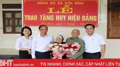 Awarding 70-year Party membership badges to 2 party members in Huong Son