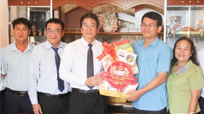 សមមិត្ត Nguyen Long Bien សមាជិកគណៈកម្មាធិការបក្សខេត្ត អនុប្រធានគណៈកម្មាធិការប្រជាជនខេត្ត បានអញ្ជើញទៅសួរសុខទុក្ខ និងជូនអំណោយដល់បុគ្គល និងគ្រួសារជនជាតិចាមឆ្នើម។