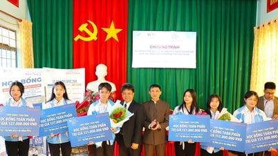 Awarding 14 full scholarships to 12th grade students in Dak Song