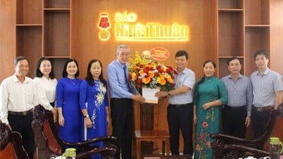 សមមិត្ត Le Van Binh សមាជិកគណៈកម្មាធិការបក្សខេត្ត ប្រធានគណៈកម្មាធិការមជ្ឈិមរណសិរ្សមាតុភូមិវៀតណាមខេត្ត បានអញ្ជើញមកទស្សនា និងអបអរសាទរទិវាសារព័ត៌មានបដិវត្តន៍វៀតណាម ថ្ងៃទី ២១ ខែមិថុនា។