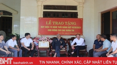 Trao tặng Huy hiệu 75 năm tuổi Đảng cho đảng viên Nghi Xuân