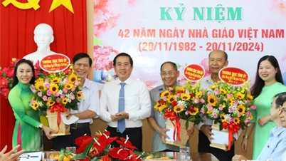 សមមិត្ត Pham Van Hau លេខាអចិន្ត្រៃយ៍គណៈកម្មាធិការបក្សខេត្ត បានទៅសួរសុខទុក្ខ និងអបអរសាទរទិវាគ្រូបង្រៀនវៀតណាម
