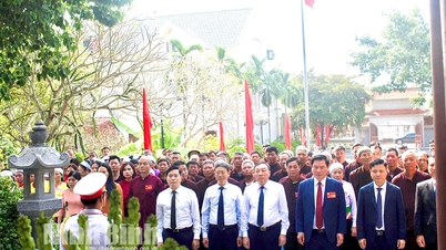 គណៈប្រតិភូចូលរួមមហាសន្និបាតជនជាតិភាគតិចខេត្ត Ninh Binh បានអុជធូបរំលឹកវិញ្ញាណក្ខន្ធលោកប្រធានហូជីមិញ។