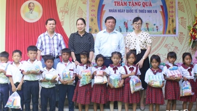 ថ្នាក់ដឹកនាំ​មន្ទីរ​ឃោសនាការ​គណបក្ស​ខេត្ត​ចុះ​សួរសុខទុក្ខ​និង​ផ្តល់​អំណោយ​ដល់​កុមារ​