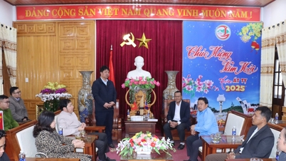 ថ្នាក់ដឹកនាំស្រុក Dac Chung (ខេត្ត Sekong ប្រទេសឡាវ) បានទៅសួរសុខទុក្ខ និងជូនពរឆ្នាំថ្មីដល់ស្រុក Tay Giang