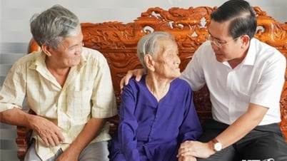 Comrade Pham Van Hau, Standing Deputy Secretary of the Provincial Party Committee, Chairman of the Provincial People's Council visited and presented gifts to Vietnamese Heroic Mothers.