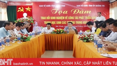 Ha Tinh und Quang Tri tauschen Erfahrungen bei der Entwicklung von Parteimitgliedern aus, die Highschool-Schüler sind.