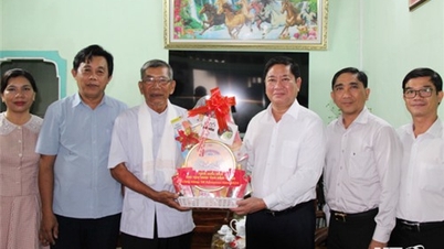 Đồng chí Trần Quốc Nam, Phó Bí thư Tỉnh ủy, Chủ tịch UBND tỉnh thăm, chúc mừng Ramưwan năm 2024