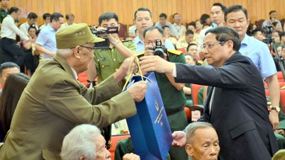 ជួបសំណេះសំណាល​គោរព​វិញ្ញាណក្ខន្ធ​ដល់​យោធិន Dien Bien យុវជន​ស្ម័គ្រចិត្ត និង​កម្មករ​ជួរមុខ