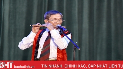 មហោស្រពច្រៀងដ៏រំភើបសម្រាប់មនុស្សចាស់នៅទីក្រុង Hong Linh