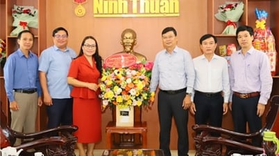Lãnh đạo các cơ quan, đơn vị đến chúc mừng Báo Ninh Thuận