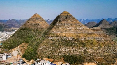Una montaña "piramidal" de un millón de años atrae visitantes, los internautas compiten para adivinar su origen.