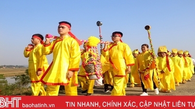 មនុស្ស​រាប់​រយ​នាក់​ចូល​រួម​ដង្ហែ​ទឹក​នៅ​ក្នុង​ពិធី​បុណ្យ​ Ca Temple។
